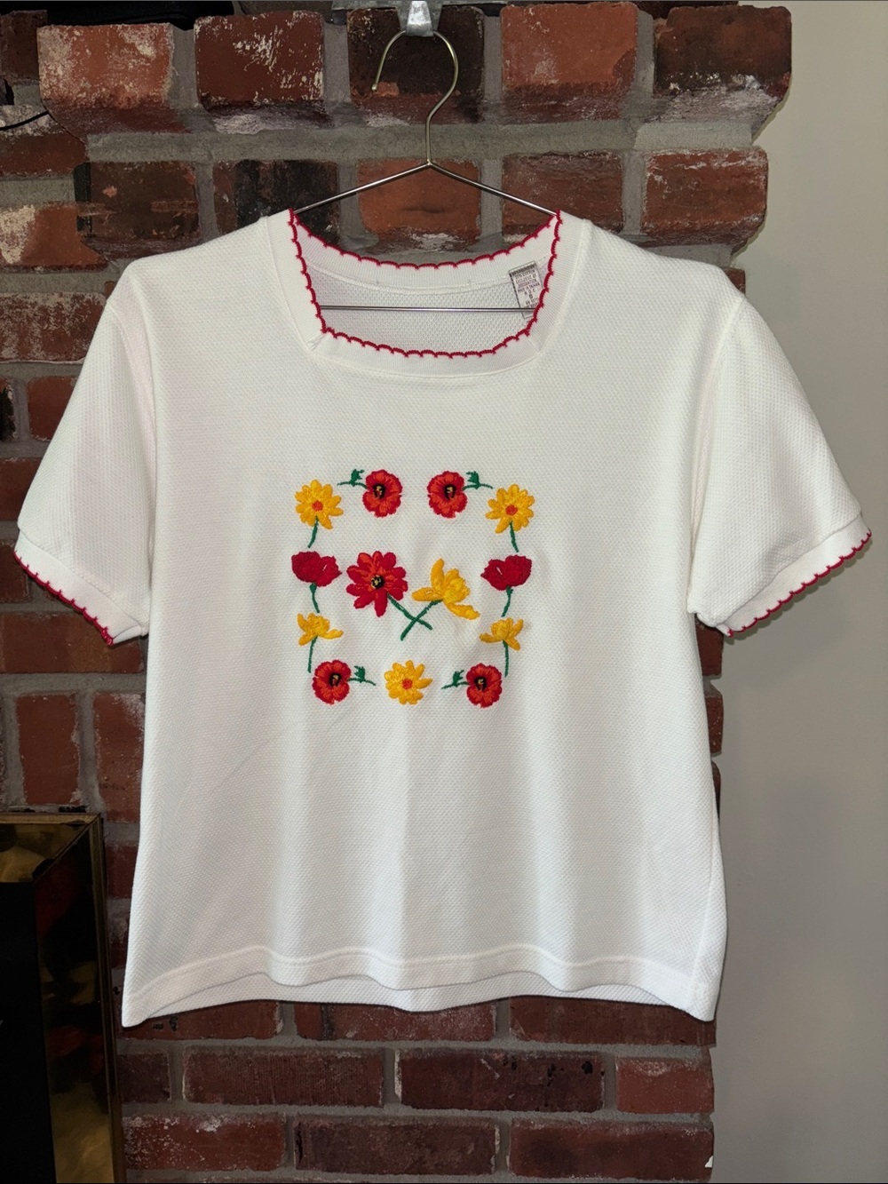 Vintage 1990’s White Embroidered Floral Tee “Grannycore” Top Size Small